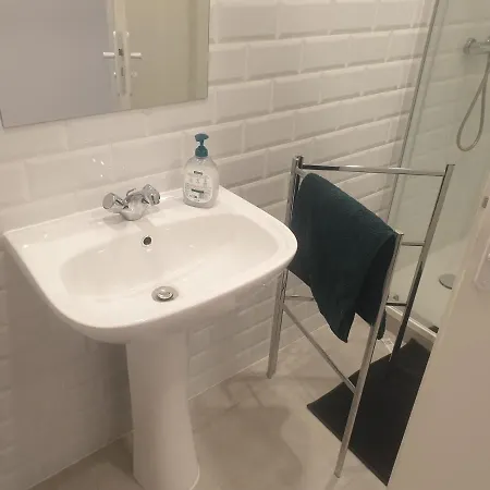 Appartement Renove 2023 Proche Aeroport 5min, Gare Sncf 2 Min, Tramway Au Pied De L'immeuble , Parking Possible, Renovated 2023 Near The Airport 5 Min, Train Station 2 Min, Tram Next To The Building 1 Min, Parking Possible Nice