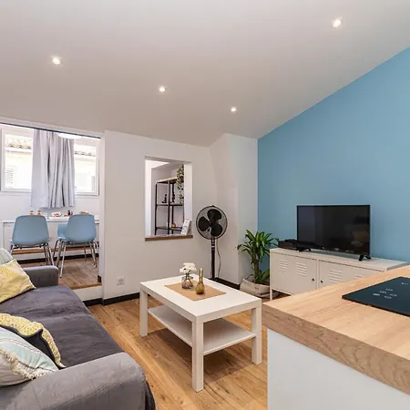 Old Town Apartment *