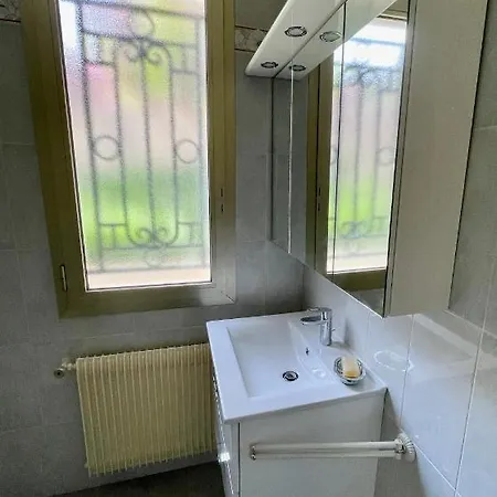 En Rez De Jardin Dans A Apartment *