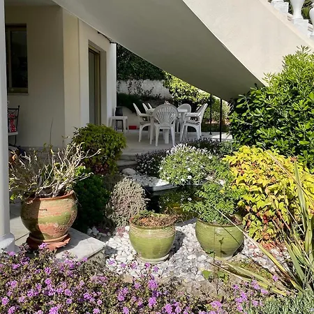 Apartment En Rez De Jardin Dans A *