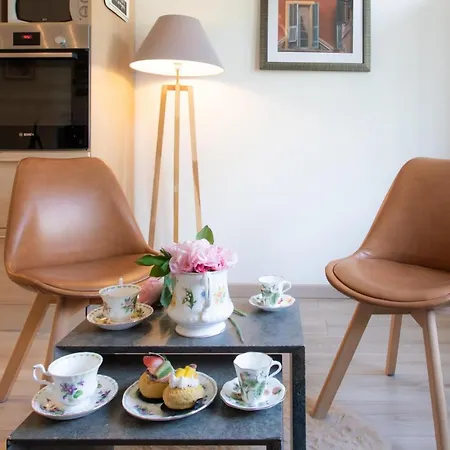 Beautiful , 3 Min Walk , Free Parking, Near Negresco Apartment