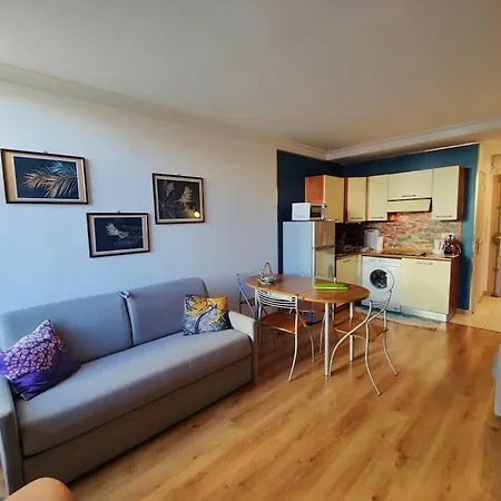 Appartement Close To Beaches And Shops, Up 6 Pers