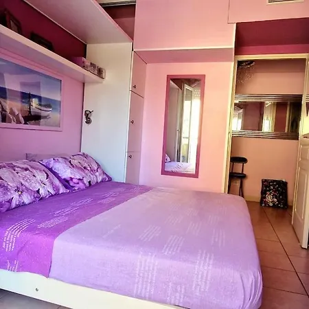 La Vie En Rose Apartment