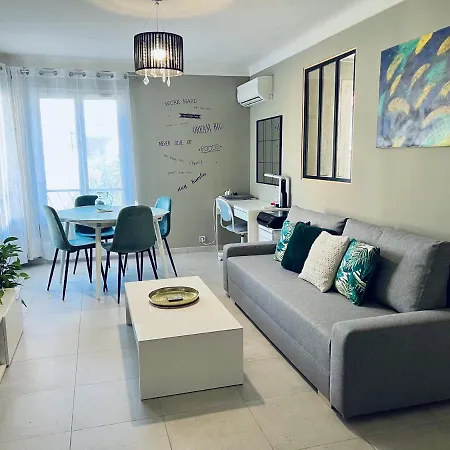 Cozy West Side Balcony Flat: Airport & Proximity