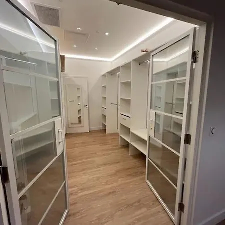Appartement Large Haussmanian In The Heart Of