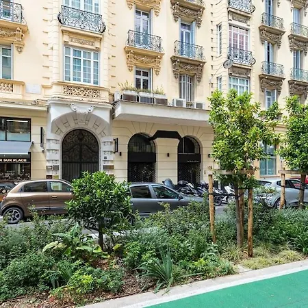 Large Haussmanian In The Heart Of Appartement *