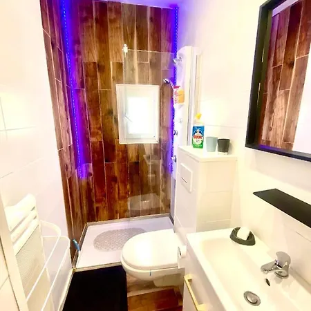 Appartement Grand T2 En Rez De Chaussée Avec Grande Terrasse Proche Du Centre Tramway à 2 Mn