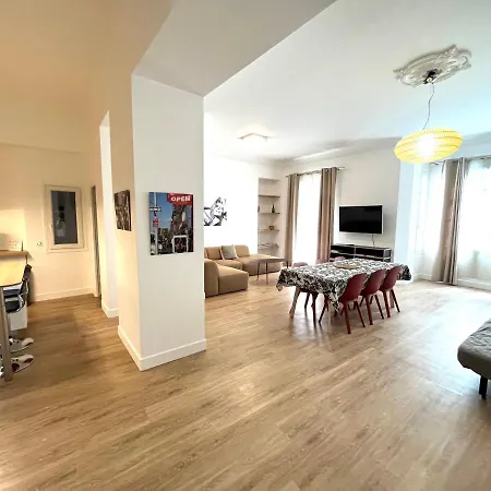 Large Haussmanian In The Heart Of Appartement