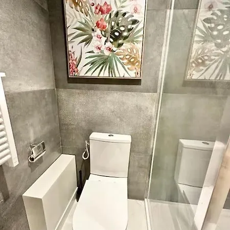 Downtown Modern Luxury - 3 Bedrooms 3 Baths Apartment *