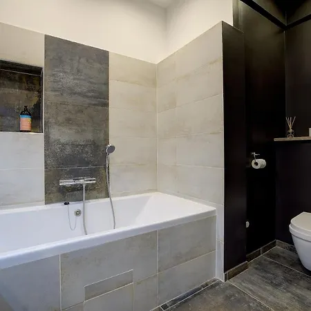 Couette-café Jacuzzi, 3 Min,