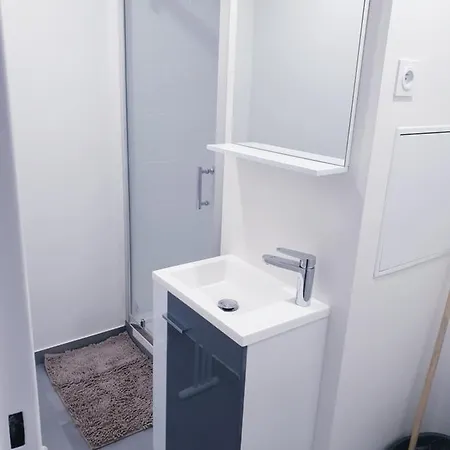 Private Room Near Airport 5 Min Train 3 Min And Tram On Site, Beach 7 Min, 2 Showers And 2 Toilets , Chambres Privatives Proche Aeroport 5 Min Train 3 Min Et Tramway Sur Place, Plage 7 Min, 2 Douches Et 2 Wc