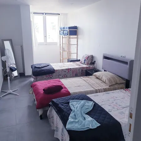 Bed & Breakfast Private Room Near Airport 5 Min Train 3 Min And Tram On Site, Beach 7 Min, 2 Showers And 2 Toilets , Chambres Privatives Proche Aeroport 5 Min Train 3 Min Et Tramway Sur Place, Plage 7 Min, 2 Douches Et 2 Wc