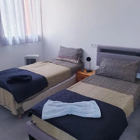Private Room Near Airport 5 Min Train 3 Min And Tram On Site, Beach 7 Min, 2 Showers And 2 Toilets , Chambres Privatives Proche Aeroport 5 Min Train 3 Min Et Tramway Sur Place, Plage 7 Min, 2 Douches Et 2 Wc Bed & Breakfast