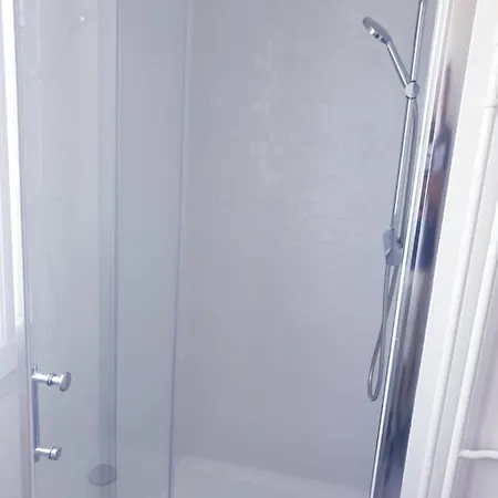 Private room near airport 5 min train 3 min&tram on site, beach 7 min, 2 showers&2 toilets , Chambres privatives proche aéroport 5 min train 3 min et tramway sur place, plage 7 min, 2 douches et 2 wc * Nice