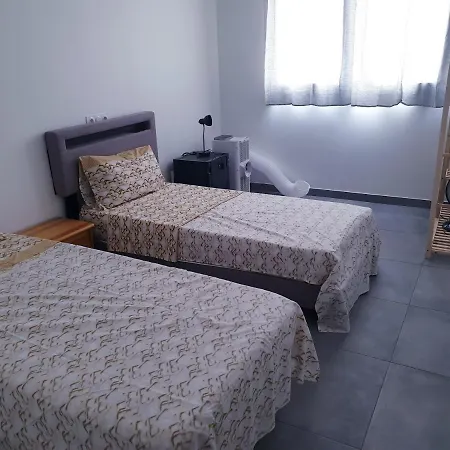 Private room near airport 5 min train 3 min&tram on site, beach 7 min, 2 showers&2 toilets , Chambres privatives proche aéroport 5 min train 3 min et tramway sur place, plage 7 min, 2 douches et 2 wc *