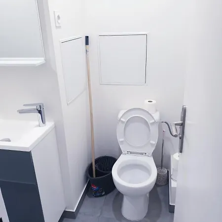 Private room near airport 5 min train 3 min&tram on site, beach 7 min, 2 showers&2 toilets , Chambres privatives proche aéroport 5 min train 3 min et tramway sur place, plage 7 min, 2 douches et 2 wc * Nice