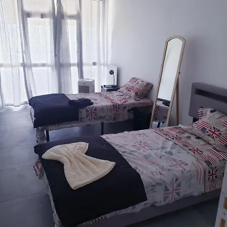 Private Room Near Airport 5 Min Train 3 Min And Tram On Site, Beach 7 Min, 2 Showers And 2 Toilets , Chambres Privatives Proche Aeroport 5 Min Train 3 Min Et Tramway Sur Place, Plage 7 Min, 2 Douches Et 2 Wc *