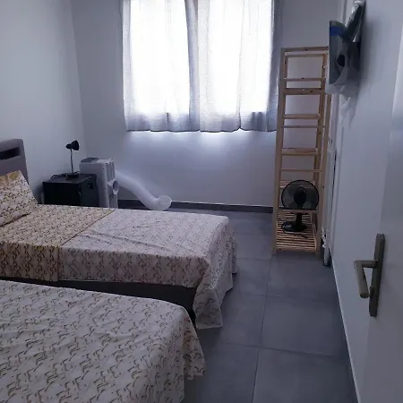 Private Room Near Airport 5 Min Train 3 Min And Tram On Site, Beach 7 Min, 2 Showers And 2 Toilets , Chambres Privatives Proche Aeroport 5 Min Train 3 Min Et Tramway Sur Place, Plage 7 Min, 2 Douches Et 2 Wc