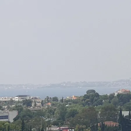 Private Room Near Airport 5 Min Train 3 Min And Tram On Site, Beach 7 Min, 2 Showers And 2 Toilets , Chambres Privatives Proche Aeroport 5 Min Train 3 Min Et Tramway Sur Place, Plage 7 Min, 2 Douches Et 2 Wc *