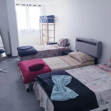 Couette-café Private room near airport 5 min train 3 min&tram on site, beach 7 min, 2 showers&2 toilets , Chambres privatives proche aéroport 5 min train 3 min et tramway sur place, plage 7 min, 2 douches et 2 wc Nice