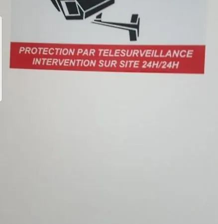 Couette-café Private room near airport 5 min train 3 min&tram on site, beach 7 min, 2 showers&2 toilets , Chambres privatives proche aéroport 5 min train 3 min et tramway sur place, plage 7 min, 2 douches et 2 wc