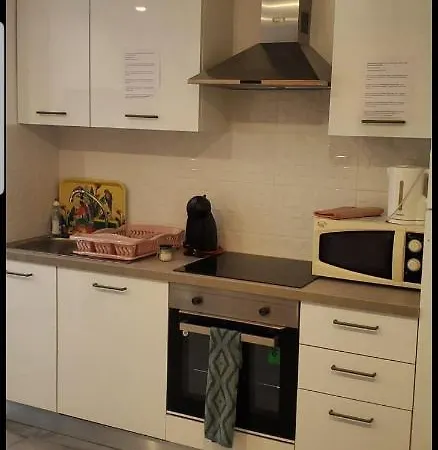 Private room near airport 5 min train 3 min&tram on site, beach 7 min, 2 showers&2 toilets , Chambres privatives proche aéroport 5 min train 3 min et tramway sur place, plage 7 min, 2 douches et 2 wc Nice