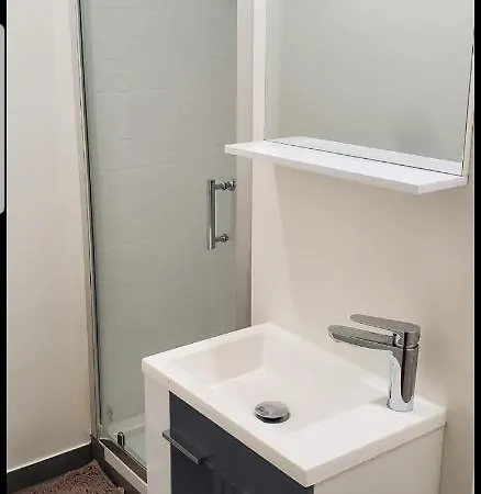 Private room near airport 5 min train 3 min&tram on site, beach 7 min, 2 showers&2 toilets , Chambres privatives proche aéroport 5 min train 3 min et tramway sur place, plage 7 min, 2 douches et 2 wc Couette-café Nice