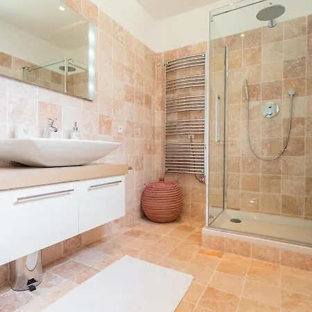 Superb - 2min To Apartment