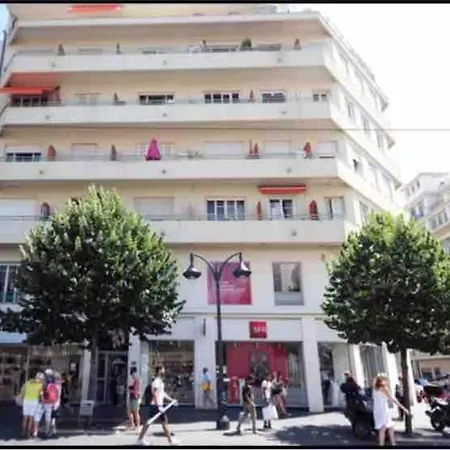 Centre Sur Avenue Jean Medecin à 8 Minutes De Marche