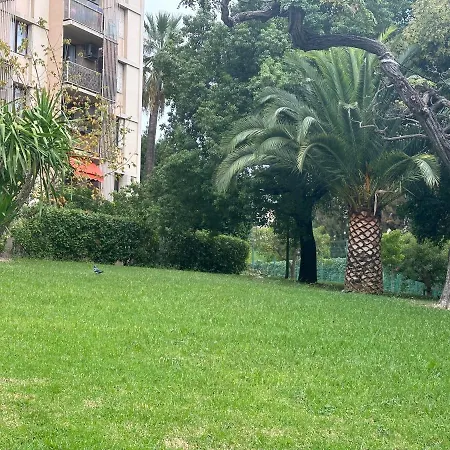 Location In Private Security With Free Parking, 1 Minute From Tramway, 9 Minutes From De Center, Accessible Transports Séjour chez l'habitant Nice