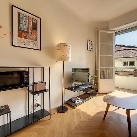 Apartment Nestor&jeeves - Pantai - Cozy With Balcony Nice