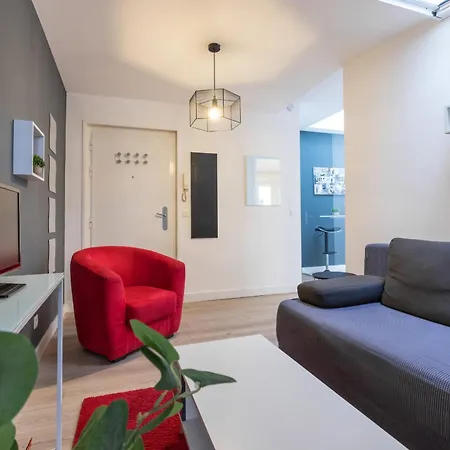 Magenta Square 1 Bdr With Ac Apartment Nice