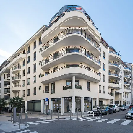 1 Bedroom Downtown Carré D'or With Garage Appartement