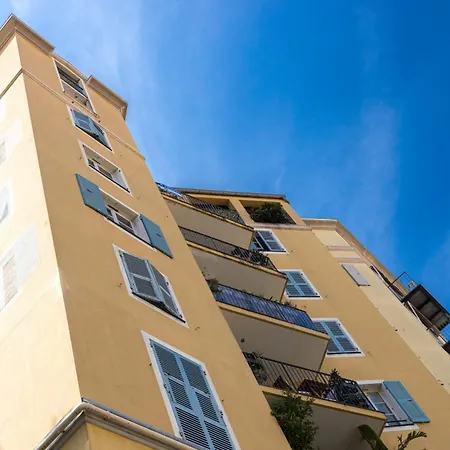2 Bdrs & Parking In The Old Town ! Appartement *