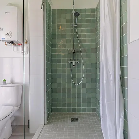 Apartment Extraordinary View On Port And Castle Hill - 1 Bdr & Parking *
