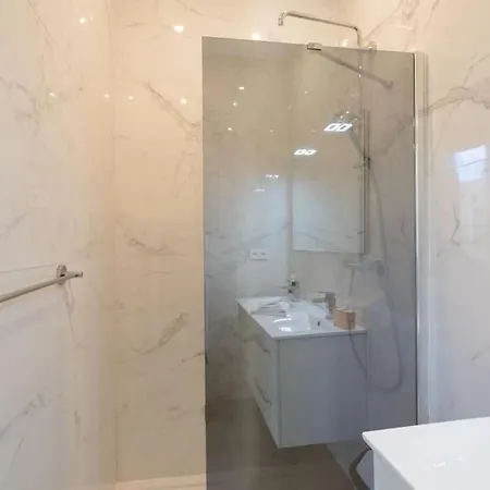 Appartement #22 Emma 2bdr Balcony Center Town 2mins Tramway