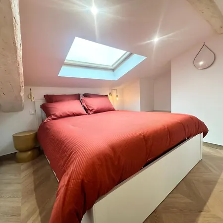 Appartement Elegant Mansardé-place Du Pin *