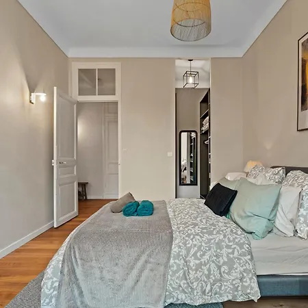 Renting - Dabray - Chic & Spacious In The Heart Of - Prime Location Near Attractions Appartement Nice