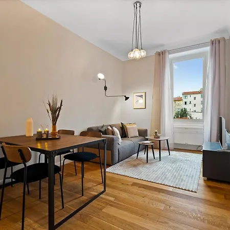 Renting - Dabray - Chic & Spacious In The Heart Of - Prime Location Near Attractions Appartement