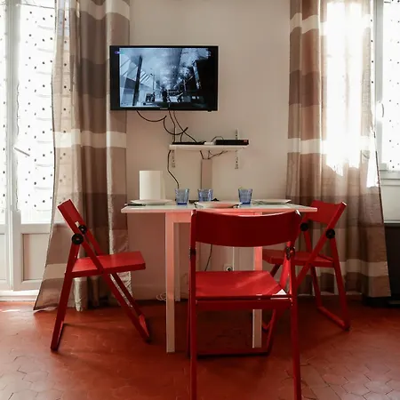 Beaux Studio En Plein Coeur Du Prestigieux Quartier Du Port Apartment