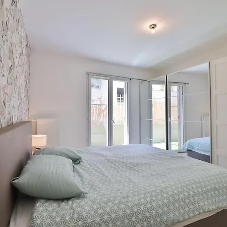 Beautiful Flat With Sunny Garden In Heart Of Le Port Appartement *