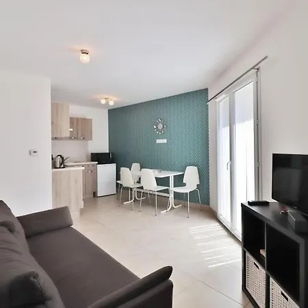 Beautiful Flat With Sunny Garden In Heart Of Le Port Appartement Nice