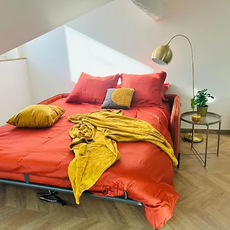 Elegant Mansardé-place Du Pin Appartement