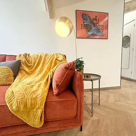 Appartement Elegant Mansardé-place Du Pin *