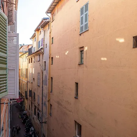 Large 100m From The Appartement *