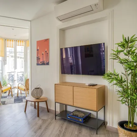 Sublime, Modern, Balconies, A/c, Refurbished Appartement Nice