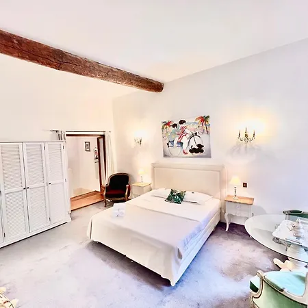 Riviera: Charming 4-room Beachside In Old Town Apartment 3*