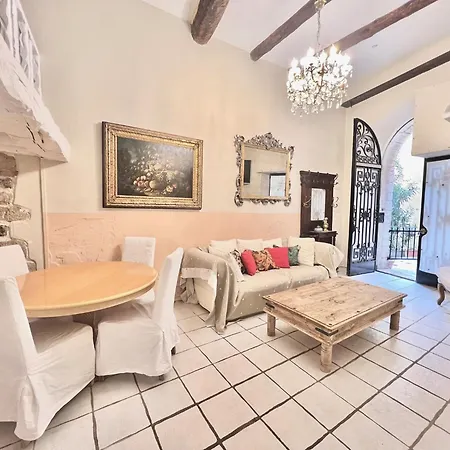Riviera: Charming 4-room Beachside In Old Town 3*