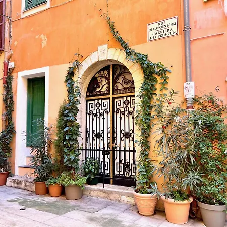 Riviera: Charming 4-room Beachside In Old Town 3*