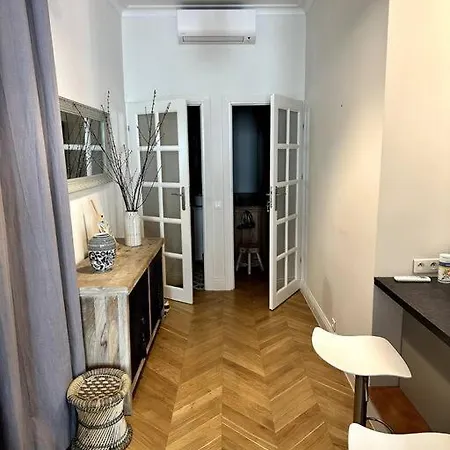 Apartment Luxurious Carre D'or Apt, Steps Away From The Sea *